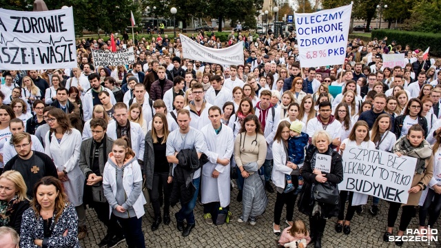 Około tysiąca osób pikietowało w sobotę w Szczecinie. To w ramach poparcia protestujących w Warszawie lekarzy rezydentów.