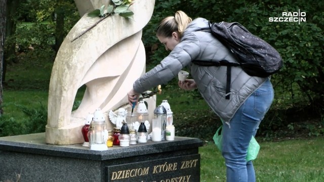 Na Cmentarzu Centralnym modlili się w intencji przedwcześnie zmarłych dzieci.