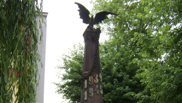 Produkowali i z narażeniem życia wynosili z Fabryki Broni karabiny, które trafiały do żołnierzy Armii Krajowej. Zostali zatrzymani przez Niemców i rozstrzelani. Mija 75 lat od publicznych egzekucji radomskich robotników.