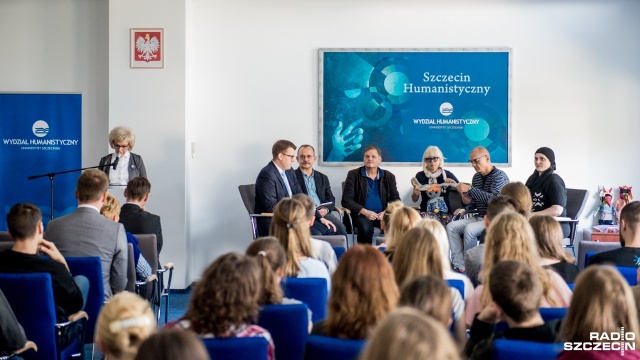 Kryzys imigracyjny, ocieplenie klimatu czy problemy związane z globalizacją. W auli Wydziału Humanistycznego Uniwersytetu Szczecińskiego przy ulicy Krakowskiej trwa panel dyskusyjny Świat we wrzeniu.