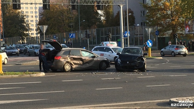 Dwa samochody osobowe zderzyły się na skrzyżowaniu ul. Wszystkich Świętych i Chopina w Szczecinie. Do stłuczki doszło w poniedziałek po godzinie 16.