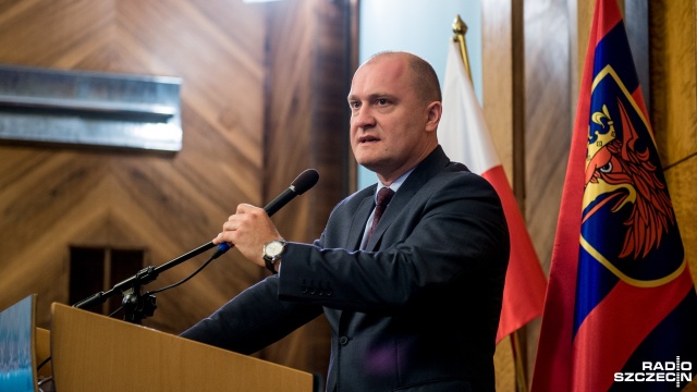 Informacja prezydenta na temat inwestycji drogowych była punktem wtorkowej sesji rady miasta. Prezydent po raz kolejny bardzo przeprosił mieszkańców za korki i utrudnienia, dwa razy w ciągu wystąpienia - usłyszeliśmy też zapewnienie, że remonty ulic Krzywoustego i Sczanieckiej zakończą się zgodnie z terminem, przed pierwszym listopada.