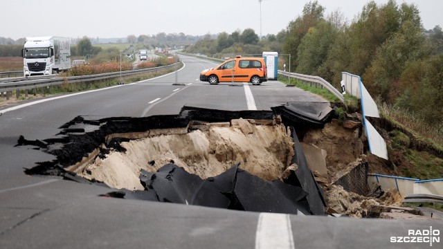 Przez osuniętą autostradę łączącą Szczecin z Lubeką polscy kierowcy skarżą się na finansowe straty, a meklemburski minister transportu zapowiada: zdarzenie może wyłączyć część drogi lub - w najlepszym przypadku - utrudnić ruch na A20 na wiele lat.