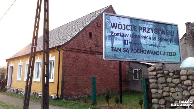 Tablicę wielkości billboardu o treści Wójcie Przysiwek - zostaw umarłych w spokoju ustawiono w centrum podszczecińskiej Kobylanki.