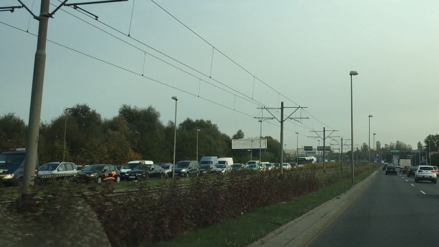 Bus należący do firmy Orange blokuje jeden pas ruchu wjazdu na Trasę Zamkową - informują słuchacze Radia Szczecin.
