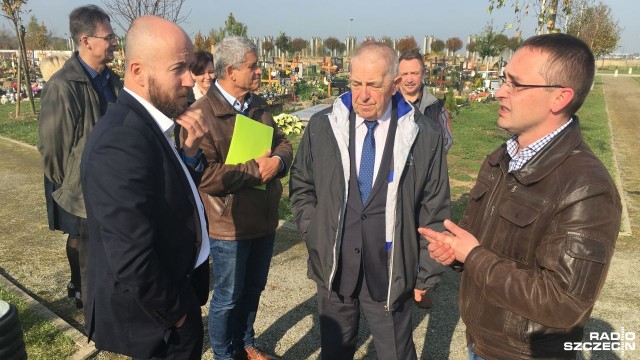 Winne złej opinii o cmentarzu są media, wody w grobach przy ulicy Bronowickiej nie ma, a nekropolia zyskuje w oczach mieszkańców - tak urzędnicy przedstawiali sytuację radnym z komisji ds. Gospodarki Komunalnej, Rewitalizacji i Ochrony Środowiska.