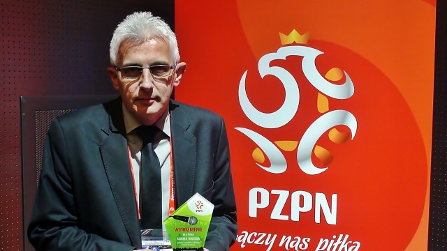 Adam Wosik, dziennikarz Radia Szczecin z nagrodą dla najlepszego spikera w piłkarskiej ekstraklasie. Nasz redakcyjny kolega - wraz ze spikerem Ruchu Chorzów Jakubem Kurzelą - zajął pierwsze miejsce w podsumowaniu minionego sezonu dokonanym przez Departament Organizacji Imprez, Bezpieczeństwa i Infrastruktury PZPN.