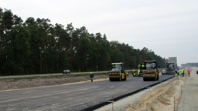 Pierwsze warstwy asfaltowej nawierzchni można już zobaczyć na trasie S6 budowanej między Goleniowem a Sianowem.