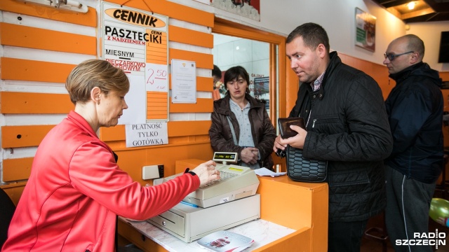 Szczeciński Pasztecik ma 48 lat. Najstarszy bar z tym przysmakiem przy alei Wojska Polskiego obchodzi urodziny i świętuje Dzień Pasztecika.