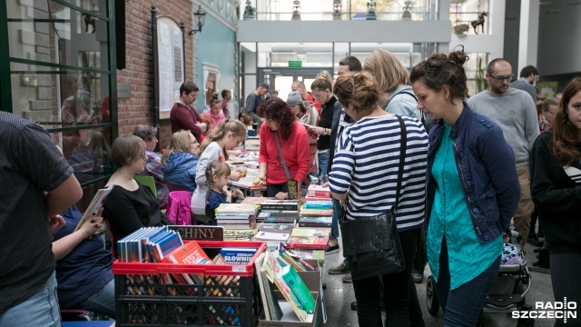 Ponad 50 wystawców i tłumy ludzi odwiedziły Teatr Lalek Pleciuga, gdzie odbył się Kiermasz Książki Przeczytanej. Każdy miłośnik książek mógł znaleźć coś dla siebie. Zasada, której musieli trzymać się sprzedający brzmiała: cena nie może być wyższa niż 50 procent ceny z okładki.