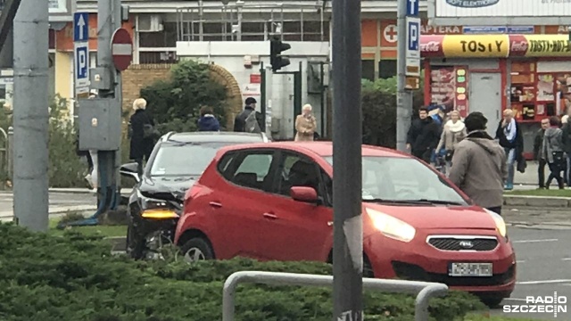 Cztery osoby zostały poszkodowane w wyniku zderzenia autobusu linii 60 z samochodem osobowym. Do wypadku doszło na ulicy Okulickiego w Szczecinie.