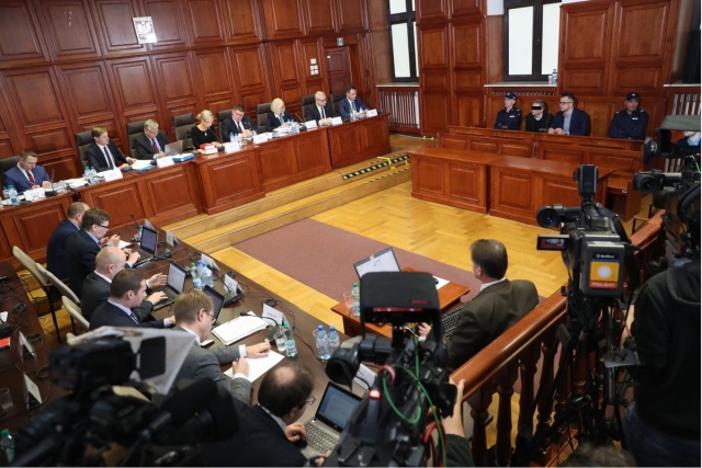 Być może wysyła sygnały do swoich mocodawców, że może ich ujawnić - komentował w Rozmowach pod krawatem Leszek Dobrzyński. Poseł Prawa i Sprawiedliwości odniósł się w ten sposób do wtorkowego zeznania Marcina P. twórcy Amber Gold.