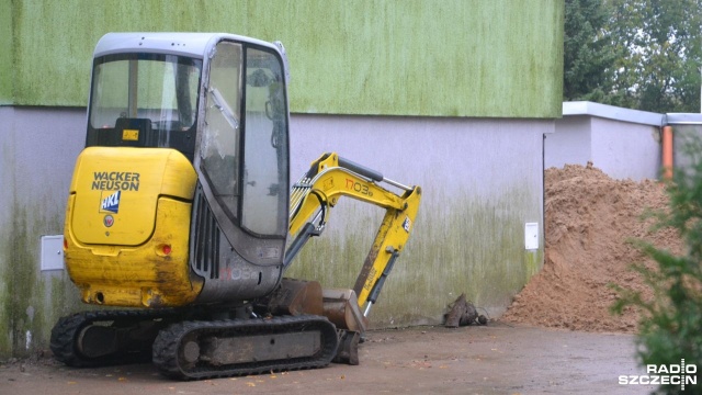 Służby czekają na saperów przy Szkole Podstawowej numer 8 w Kołobrzegu, którzy mają się zająć granatem wykopanym w środę przez pracowników budowlanych.
