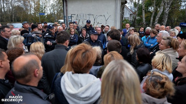 Będzie więcej patroli w Załomiu i okolicach - zapowiada komendant policji w Goleniowie po sygnałach o włamaniach do okolicznych domów. W czwartek przedstawiciele policji spotkali się z mieszkańcami Załomia, Pucic i Czarnej Łąki, którzy w obawie przed złodziejami sami nocami patrolowali swoje miejscowości.