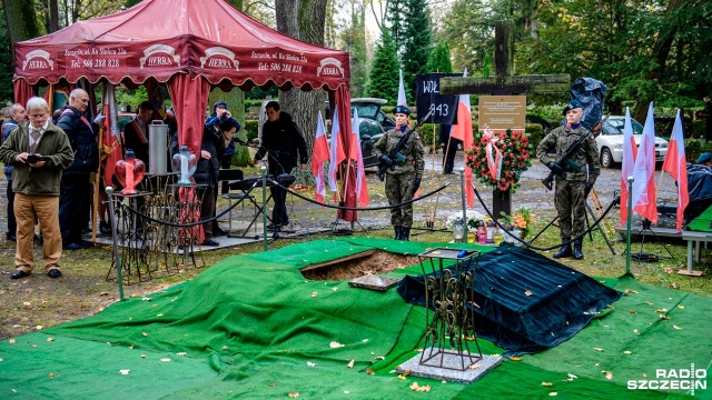 Urnę z ziemią z Wołynia, gdzie podczas drugiej wojny światowej mordowano Polaków, wmurowano w piątek na Cmentarzu Centralnym w Szczecinie. To kamień węgielny pod budowę pomnika ofiar nacjonalistów ukraińskich z lat 1939-1947.