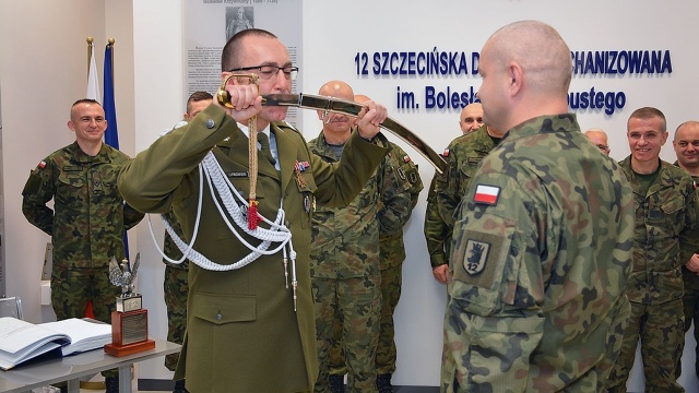 Generał brygady Tomasz Piotrowski pożegnał się w piątek z 12 Szczecińską Dywizją Zmechanizowaną.