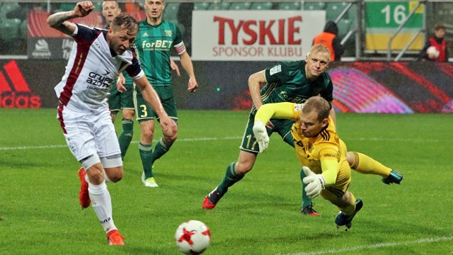 Pogoń nadal na dnie tabeli w piłkarskiej ekstraklasie. Szczecinianie przegrali w piątek na wyjeździe ze Śląskiem Wrocław 0:3 w 14 kolejce rozgrywek o mistrzostwo Polski.