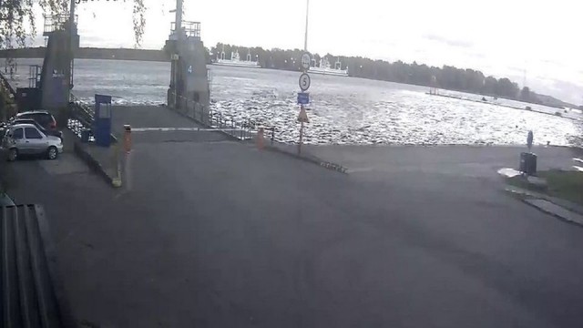 Samochody nie mogą wjeżdżać na promy na przeprawie karsiborskiej w Świnoujściu. W obu kierunkach przeprawa jest zamknięta.