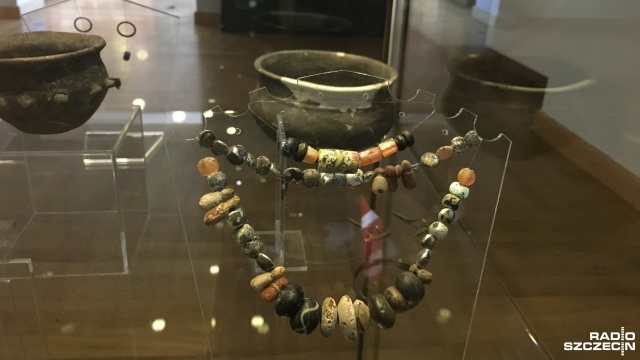 Ponad 500 eksponatów, m.in. zabytkowych monet, ozdób, glinianych naczyń czy elementów biżuterii można od poniedziałku oglądać na wystawie Barbarzyńskie tsunami. Okres Wędrówek Ludów w dorzeczu Odry i Wisły w Muzeum Narodowym w Szczecinie.