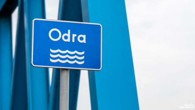 Poziom wody w Odrze nadal jest podwyższony, ale opada. Jak informuje Regionalny Zarząd Gospodarki Wodnej, który monitoruje poziom wody w rzece stan alarmowy nadal utrzymuje się w Gryfinie, ostrzegawczy natomiast w Szczecinie.