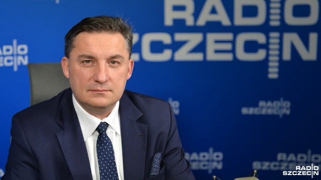 Nie chce stać bezczynnie albo złośliwie krytykować niczym totalna opozycja - tak o powodach swojego odejścia z ruchu Kukiz03915 mówił we wtorek w Rozmowach pod krawatem szczeciński poseł Sylwester Chruszcz.