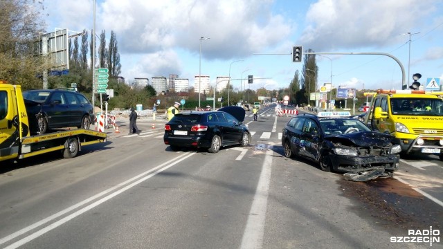 Trzy samochody osobowe zderzyły się na skrzyżowaniu ulic Sczanieckiej i 1 maja. Jedna osoba jest ranna i trafiła do szpitala.