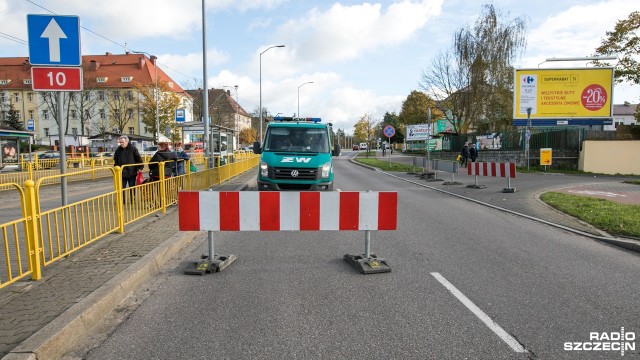 Druga nitka ulicy Ku Słońcu, wzdłuż Cmentarza Centralnego w Szczecinie, zostanie zamknięta dla ruchu w środę o godzinie 6 rano.