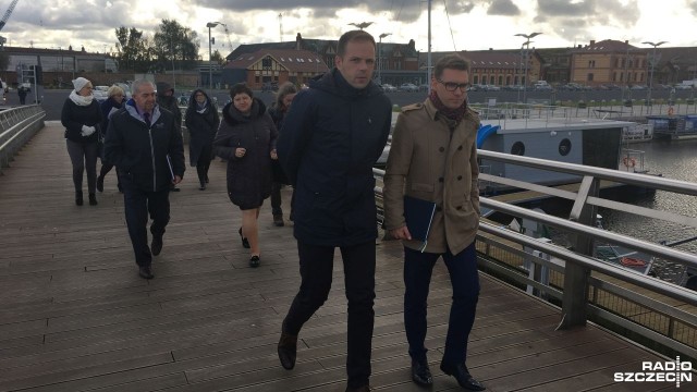 Mniej więcej kwadrans oglądali marinę na Wyspie Grodzkiej. Usłyszeli, że wszystko jest pod kontrolą - mowa o radnych z komisji rewizyjnej, którzy badają jak przeprowadzono inwestycję.