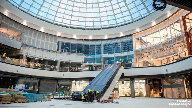 Trwają ostatnie prace wykończeniowe w nowej części Centrum Handlowego Galaxy w Szczecinie. Znajdzie się tam 40 nowych sklepów czy kawiarni. Będzie też centrum fitness.