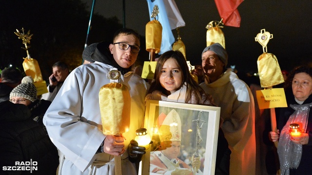 Około tysiąca osób przeszło we wtorek wieczorem w Procesji ze Świętymi ulicami Szczecina. Pierwszy raz właśnie w taki sposób katolicy uczcili Wigilię Wszystkich Świętych.