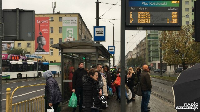 Nie ma jeszcze tłoku na przystankach komunikacji miejskiej w Szczecinie. Tłoczno zaczyna robić się za to w samych tramwajach.