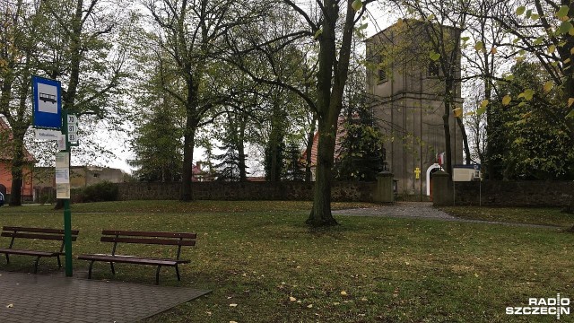 Mieszkańcy podszczecińskiego Kołbaskowa wspominają Longina Komołowskiego. Opozycjonista w czasach PRL a później wicepremier zmarł 30 grudnia ubiegłego roku.