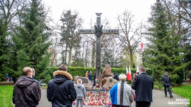 Odwiedzających Cmentarz Centralny w Szczecinie coraz więcej. Kwiaty i znicze pojawiły się nie tylko na grobach najbliższych, ale także przy monumentach poświęconych naszym rodakom wywiezionym na Sybir czy też ofiarom stalinowskich represji.