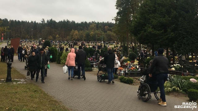 Pierwszego listopada Polacy wyruszają na cmentarze w całym kraju, by zapalić znicze i zostawić kwiaty na grobach swoich bliskich. Tłumnie nekropolie odwiedzają także mieszkańcy Pomorza Zachodniego.