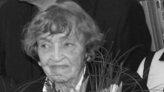 Urodzona w Słupcy, studiowała w Państwowej Wyższej Szkole Sztuk Plastycznych w Poznaniu i w Sopocie. W 1953 osiedliła się w Szczecinie wraz z Grupą Sopocką, w skład której weszli młodzi artyści, wychowankowie sopockiej uczelni Artystycznej.