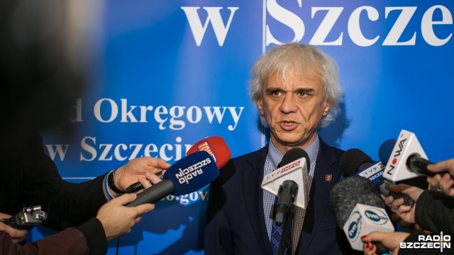 Sędzia ze Szczecina, która miała pijana spowodować dwie kolizje, została na miesiąc zawieszona w obowiązkach - to decyzja jej szefa, prezes szczecińskiego Sądu Rejonowego. Tym samym rozpoczęło się postępowanie dyscyplinarne wobec Małgorzaty J. O ewentualnej karze dla niej zdecyduje Sąd Dyscyplinarny.