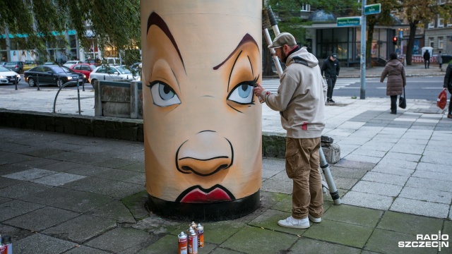 Znany szczeciński artysta street artu - Kreda, tworzy specjalny mural na słupie Opery na Zamku.