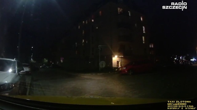 To była podła prowokacja kierowców z innych korporacji, bo jestem najtańszy i uczciwy - tak o nocnym zajściu z czwartku na piątek mówi kierowca taksówki ze Szczecina. Z jego relacji wynika, że dostał zlecenie na stację przy al. Bohaterów Warszawy, gdzie czekało na niego kilku taksówkarzy z konkurencji. Klientem miał okazać się również taksówkarz, który chciał jechać 400 metrów dalej, na ul. Dąbrowskiego. W trakcie jazdy miał stwierdzić, że kierowca źle go wiezie i wezwał policję.