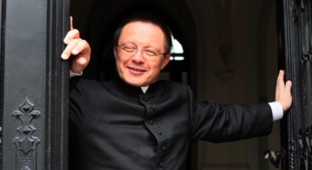 Wiara zaczyna się od spotkania osoby i trzeba o niej mówić językiem zrozumiałym - tak w wywiadzie dla Religii na fali Radia Szczecin mówił bp Grzegorz Ryś, we wrześniu mianowany przez papieża Franciszka metropolitą łódzkim. W sobotę o 11 rozpocznie się jego ingres do Bazyliki Archikatedralnej w Łodzi.