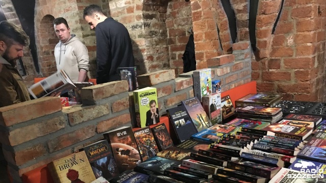 Do godz. 17 odwiedzić można pierwszy szczeciński bazar fantastyczny. W pubie EXP przy Placu Żołnierza na miłośników fantasy czy science fiction czekają komiksy, figurki książki i gry planszowe. Można je kupić albo się wymienić.