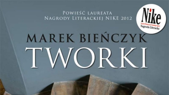 Najlepsza i najczęściej nagradzana powieść Marka Bieńczyka Tworki doczekała się adaptacji teatralnej. W dodatku to monodram, w którym występuje adaptator Marek Żerański.