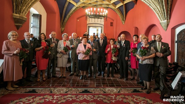 Trzeba się kochać i rozmawiać, ale bez poczucia humoru nie da się wytrzymać tylu lat razem - takie rady dla uczestników akcji Radia Szczecin mają pary, które są małżeństwem od ponad 50 lat.