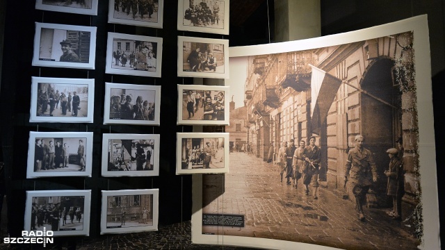 1000 najcenniejszych pamiątek pochodzących z darów od osób prywatnych można oglądać w Muzeum Powstania Warszawskiego w stolicy. Wystawa jest wyjątkowa, bo w gablotach pokazano m.in. biało-czerwone opaski powstańców zaplamione krwią.