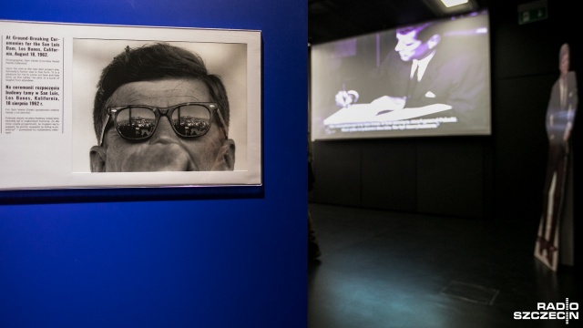Wystawa fotografii Amerykański wizjoner. Życie i czasy Johna F. Kennedy039ego od wtorku prezentowana jest w Centrum Dialogu Przełomy w Szczecinie.