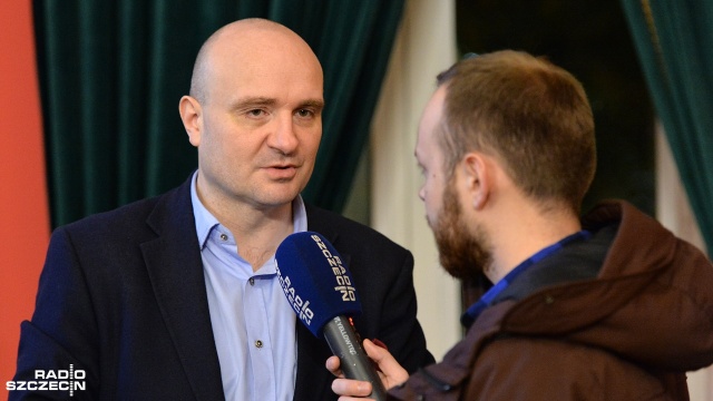 Paradoksem jest sytuacja, w której to funkcjonariusze PRL-u uczą demokracji, nauką powinien być fenomen Solidarności - mówił we wtorek podczas wykładu historyk i prezes Polskiego Radia Szczecin.