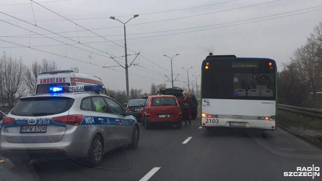 Zderzenie czterech samochodów na ulicy Gdańskiej w Szczecinie.
