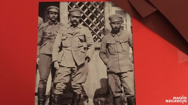 Mapy pokazujące ruch wojsk polskich na froncie wschodnim, zdjęcia marszałka Józefa Piłsudskiego, ryciny przedstawiające los polskich zesłańców na Syberii. To wszystko można zobaczyć na otwartej w Zachodniopomorskim Urzędzie Wojewódzkim wystawie Polskie drogi do niepodległej.