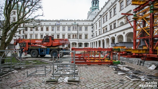 Dźwig, hałas i wielkie stalowe konstrukcje na dziedzińcu Zamku Książąt Pomorskich w Szczecinie. To, rzecz jasna żaden happening, a kolejny etap prac zabezpieczających północne skrzydło, w którym pół roku temu doszło do katastrofy budowlanej.