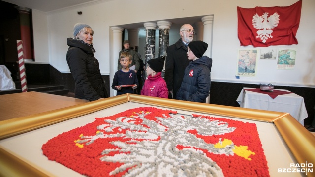 Układanie godła narodowego z puzzli, przygotowywanie kokard w barwach narodowych - tym zajmowały się dzieci podczas zajęć z okazji Święta Niepodległości.