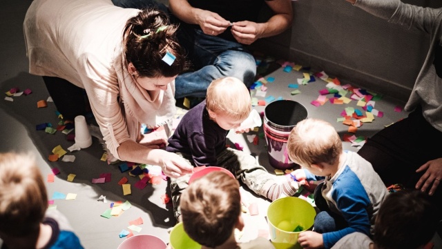 Najmłodsi szczecinianie, razem ze swoimi rodzicami, przechadzali się w niedzielę ścieżką doznań. To w ramach warsztatów dla dzieci Naj czuje. Mobilna ścieżka zabaw sensorycznych.